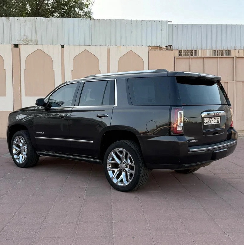 للبيع يوكن دينالي موديل 2017 - عداد 201 - لون رمادي وكالة الكويت