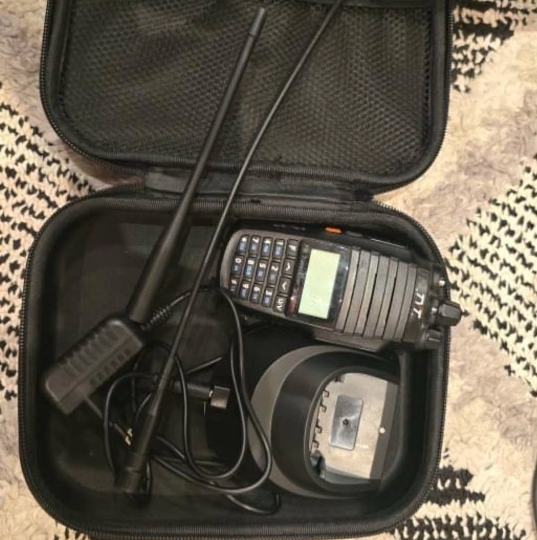 للبيع لاسلكلي TYT متنقل من كاموفلاج مع كامل أغراضه