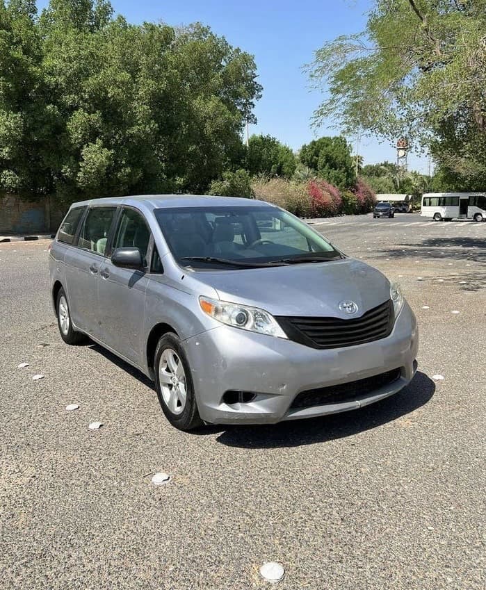 للبيع تويوتا سيينا موديل 2011 thumbnail 3