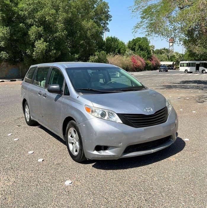 للبيع تويوتا سيينا موديل 2011 thumbnail 1